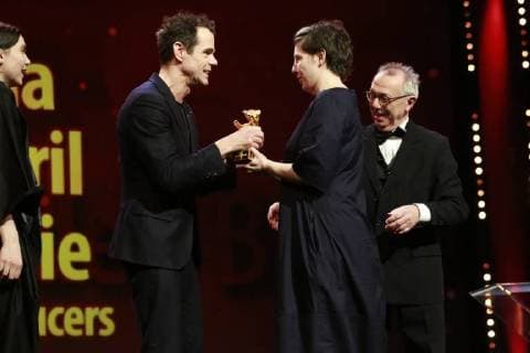 Tom Tykwer (L) vergibt Adina Pintilie den Goldenen Bär für den Besten Film, rechts daneben der Berlinale Chef Dieter Kosslick, auf der Bühne der Preisverleihung am 24.02.2018 in Berlin im Berlinale Palast Tom Tykwer (L) vergibt Adina Pintilie den Goldenen Bär für den Besten Film, rechts daneben der Berlinale Chef Dieter Kosslick, auf der Bühne der Preisverleihung am 24.02.2018 in Berlin im Berlinale Palast