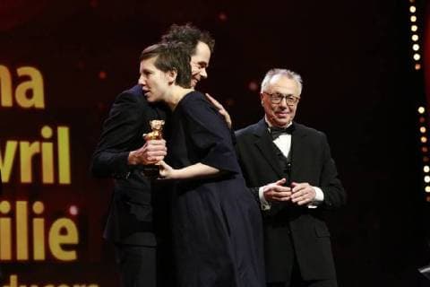 Tom Tykwer (L) vergibt Adina Pintilie den Goldenen Bär für den Besten Film, rechts daneben der Berlinale Chef Dieter Kosslick, auf der Bühne der Preisverleihung am 24.02.2018 in Berlin im Berlinale Palast Tom Tykwer (L) vergibt Adina Pintilie den Goldenen Bär für den Besten Film, rechts daneben der Berlinale Chef Dieter Kosslick, auf der Bühne der Preisverleihung am 24.02.2018 in Berlin im Berlinale Palast