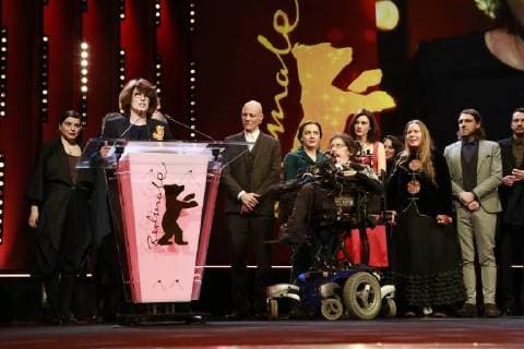 Laura Benson (L), nach der Vergabe des Goldenen Bären an den Film Touch me not spricht auf der Bühne neben der Besetzung und Crew des Filmes auf der Abschlussveranstaltung der Berlinale am 24.02.2018 in Berlin im Berlinale Palast Laura Benson (L), nach der Vergabe des Goldenen Bären an den Film Touch me not spricht auf der Bühne neben der Besetzung und Crew des Filmes auf der Abschlussveranstaltung der Berlinale am 24.02.2018 in Berlin im Berlinale Palast