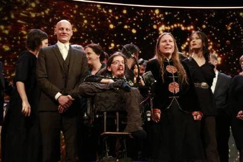 Tomas Lemarquis, Christian Bayerlein und Grit Uhlemann nach Erhalt des Goldenen Bären für den Besten Film Touch me not auf der Bühne der Preisverleihung der 68. Berlinale am 24.02.2018 in Berlin im Berinale Palast Tomas Lemarquis, Christian Bayerlein und Grit Uhlemann nach Erhalt des Goldenen Bären für den Besten Film Touch me not auf der Bühne der Preisverleihung der 68. Berlinale am 24.02.2018 in Berlin im Berinale Palast