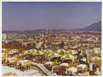 Salzburg im Jahr 1959: Blick vom Grand Cafe Winkler auf die Stadt. ehem. Terrassencafe auf dem Mönchsberg in der Altstadt von Salzburg. Heute befinden sich dort das Museum der Moderne Mönchsberg und das Restaurant M32. Österreich. *** Salzburg in 1959 View from the Grand Cafe Winkler on the city ehem Terrace cafe on the Mönchsberg in the old town of Salzburg Today the Museum of Modernity Mönchsberg and the Restaurant M32 Austria are located there