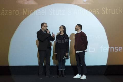 Moderator Knut Elstermann mit Paz Lazaro und Michael Stütz (Sektion Panorama) während der Verleihung des Panorama Publikumspreises anlässlich der 68. Internationalen Filmfestspiele Berlin 68. Internationale Filmfestspiele Berlin