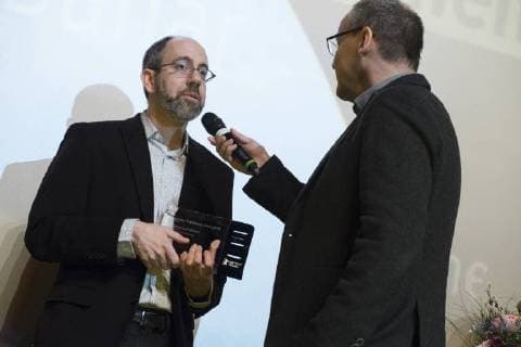 Regisseur Robert Bahar mit dem Panorama Publikums Preis für den Film THE SILENCE OF OTHERS und Moderator Knut Elstermann während der Verleihung des Panorama Publikumspreises anlässlich der 68. Internationalen Filmfestspiele Berlin 68. Internationale Filmfestspiele Berlin