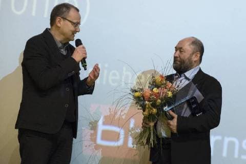 Moderator Knut Elstermann und Regisseur Timur Bekmambetov mit dem Panorama Publikums Preis für den Film PROFILE während der Verleihung des Panorama Publikumspreises anlässlich der 68. Internationalen Filmfestspiele Berlin 68. Internationale Filmfestspiele Berlin