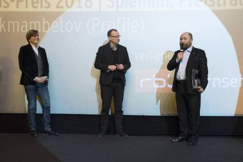 Dr. Jan Schulte-Kellingahus (Programmdirektor rbb), Moderator Knut Elstermann und Regisseur Timur Bekmambetov mit dem Panorama Publikums Preis für den Film PROFILE während der Verleihung des Panorama Publikumspreises anlässlich der 68. Internationalen Filmfestspiele Berlin 68. Internationale Filmfestspiele Berlin