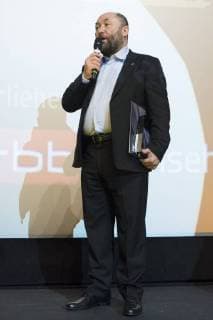 Regisseur Timur Bekmambetov mit dem Panorama Publikums Preis für den Film PROFILE während der Verleihung des Panorama Publikumspreises anlässlich der 68. Internationalen Filmfestspiele Berlin 68. Internationale Filmfestspiele Berlin