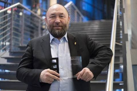 Regisseur Timur Bekmambetov mit dem Panorama Publikums Preis für den Film PROFILE während der Verleihung des Panorama Publikumspreises anlässlich der 68. Internationalen Filmfestspiele Berlin 68. Internationale Filmfestspiele Berlin