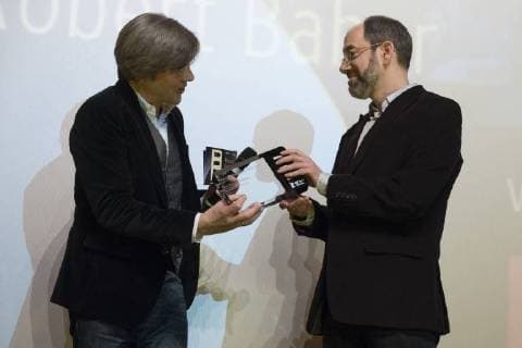 Dr. Jan Schulte-Kellinghaus (Programmdirektor rbb) überreicht Regisseur Robert Bahar den Panorama Publikums Preis für den Film THE SILENCE OF OTHERS während der Verleihung des Panorama Publikumspreises anlässlich der 68. Internationalen Filmfestspiele Berlin 68. Internationale Filmfestspiele Berlin