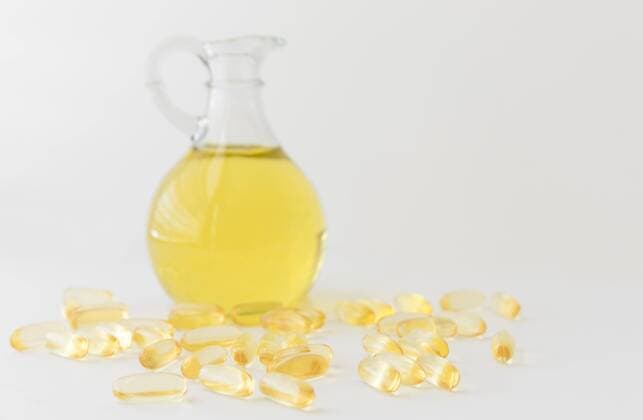 Omega 3 Fischölkapseln und Flasche auf weißem Hintergrund Copyright: imageBROKER/AniaxTuzel ibxatu04620828