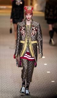 Themen der Woche Bilder des Tages (180226) -- MILAN, Feb. 26, 2018 -- A model presents a creation of Dolce&Gabbana Fashion Devotion Autumn Winter 18 19 women s collection during Milan Fashion Week in Milan, Italy, Feb. 25, 2018. ) (zxj) ITALY-MILAN-FASHION WEEK-DOLCE&GABBANA JinxYu 
