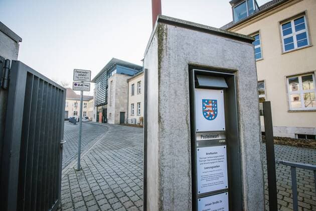 Weimar , 140217 , Pressekonferenz , Verfassungsbeschwerde der Stadt Weimar gegen Vorschaltgesetz des Freistaates Thüringen Im Bild: Außenansicht Thüringer Verfassungsgerichtshof und Thüringer Oberverwaltungsgericht und Verwaltungsgericht Weimar *** Weimar 140217 Press Conference Constitutional complaint of the city of Weimar against Vorschaltgesetz of the Free State of Thuringia Pictured outside view Thuringian Constitutional Court and Thuringian Higher Administrative Court and Administrative Court Weimar