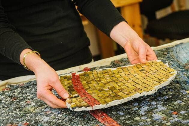 Erfurt , 200217 , Das Erfurter Marienmosaik wird restauriert , Besuch in der Werkstatt des Restauratorenkollektivs Im Bild: Lena Reinecke (29) M.A. *** Erfurt 200217 The Marien Mosaic in Erfurt is being restored Visit in the workshop of the restorer collective Picture Lena Reinecke 29 M A