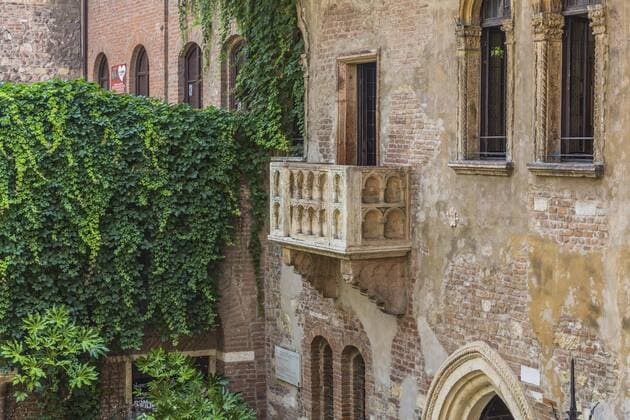 Italien, Verona Balkon am Haus der Julia, Casa di Giulietta, Via Cappello, Verona, Venetien, Italien, Europa *** Balcony at Juliets House Casa di Giulietta Via Cappello Verona Veneto Italy Europe Copyright: imageBROKER MariaxBreuer iblbfm04611506.jpg
