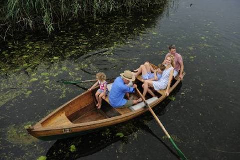 Family in rowing boat on lake model released Symbolfoto  ECPF00153