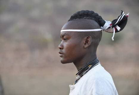 IMAGO Cultures of the world, Himba Volk in Namibia Junger Himbamann mit traditioneller Haartracht, Portrait, Kaokoveld, Namibia, Afrika *** Young Himbamann with traditional hairstyle. Portrait Kaokoveld Namibia Africa Copyright: imageBROKER/WinfriedxWisniewski iblwwi04619321.jpg