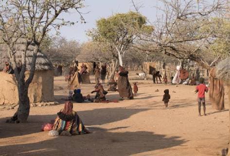 IMAGO Cultures of the world, Himba Volk in Namibia Himbafrauen und Kinder in einem Himbadorf, Kaokoveld, Namibia, Afrika *** Hoim women and children in a Himba village Kaokoveld Namibia Africa Copyright: imageBROKER/WinfriedxWisniewski iblwwi04619467.jpg