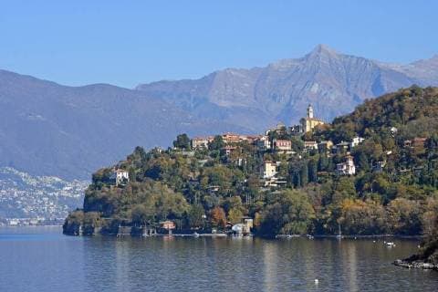 Kirche in Pino sulla Sponda del Lago Maggiore und Pizzo di Vogorno im Hintergrund, Lombardei, Italien, Europa Copyright: imageBROKER/UwexKazmaier ibxkaz04616506.jpg