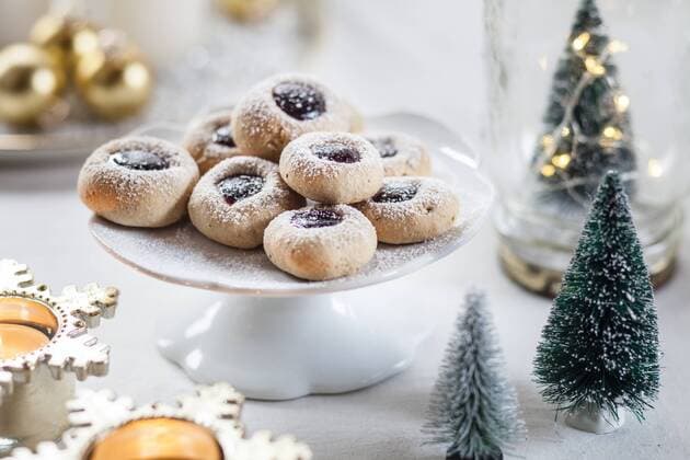 Christmas Cookies with jam filling on cake stand  SBDF03440
