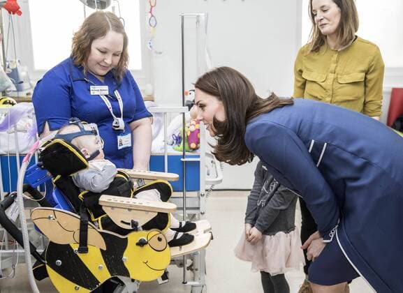 Bilder des Tages . 27 02 2018. London, United Kingdom. The Duchess of Cambridge meets ten month old Amara Kedwell- Parsons during a visit to St Thomas hospital in London.  xROTAx xi-Imagesx IIM-17089-0001