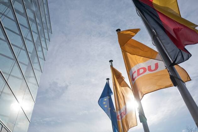 27.02.2018, Berlin, GER - Konrad-Adenauer-Haus, CDU-Logo auf Fahnen, Berlin Deutschland Konrad-Adenauer-Haus