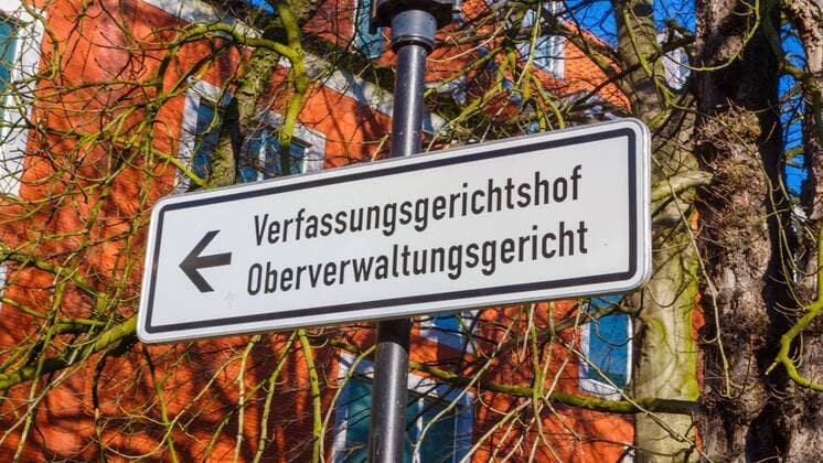 DEU, Deutschland, Nordrhein-Westfalen, Münster, 22.02.2018: Oberverwaltungsgericht für das Land Nordrhein-Westfalen Verfassungsgerichtshof für das LandNordrhein-Westfalen, Wegweiser *** DEU Germany North Rhine Westphalia Muenster 22 02 2018 Higher Administrative Court for the State of North Rhine Westphalia Constitutional Court for the Land North Rhine Westphalia Wegweiser
