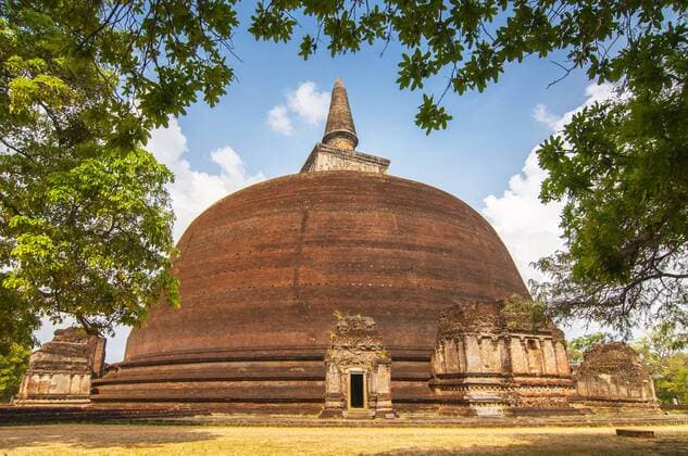 Reise: Sri Lanka The front of the Rankoth Vehera, the largest Buddhist stupa at the ruins of the ancient kingdom capitol of Polonnaruwa, Sri Lanka