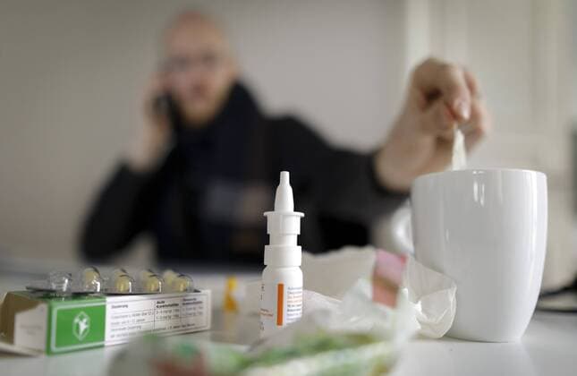 Kranker Mitarbeiter am Arbeitsplatz, Symbolbild, gestelltes Foto. Berlin, 28.02.2018, Berlin Deutschland *** Sick Employee at the Workplace Iconbild Foto Foto Berlin 28 02 2018 Berlin Germany Copyright: xThomasxKoehler photothek.netx