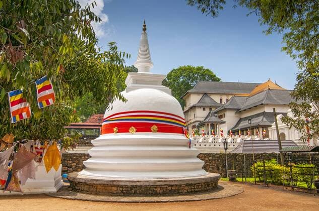 Reise: Sri Lanka Small dagoba Buddhist temple complex and the Church of St Paul in the historic center of Kandy