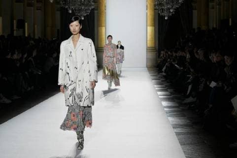 (180228) -- PARIS, Feb. 28, 2018 -- Models present creations of Dries Van Noten during the Paris Fashion Week Fall Winter 2018 in Paris, France, on Feb. 28, 2018. ) FRANCE-PARIS-FASHION WEEK-DRIES VAN NOTEN PieroxBiasion 
