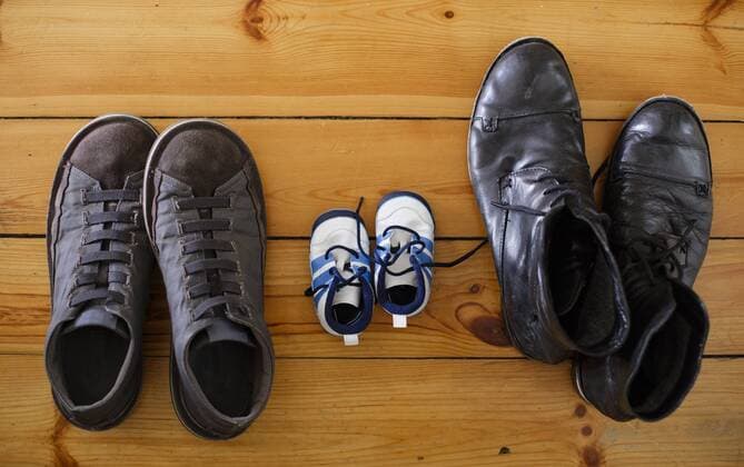 Symbolfoto zum Thema: Kinder in gleichgeschlechtlichen Ehen. Ein paar Kinderschuhe steht zwischen zwei Paar Herrenschuhen. Berlin, 01.03.2018. Berlin Deutschland *** Iconfoto on the subject of children in same-sex marriages A couple of childrens shoes stands between two pairs of mens shoes Berlin 01 03 2018 Berlin Germany Copyright: xThomasxTrutschel photothek.netx