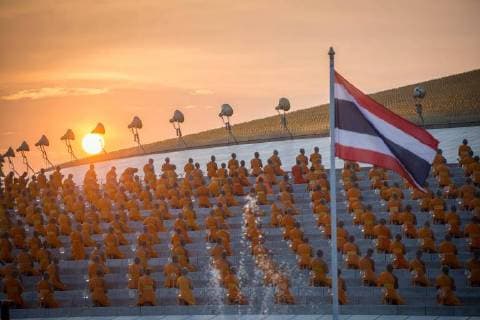 March 1, 2018 - Bangkok, Pathum Thani, Thailand - Monks seen praying while holding lanterns as the sun goes down during the yearly Makha Bucha ceremony in the north of Bangkok..Buddhist devotees celebrate the annual festival of Makha Bucha, one of the most important day for buddhists around the world. More than a thousand monks and hundred of thousand devotees were gathering at Dhammakaya Temple in Bangkok to attend the lighting ceremony. Bangkok Thailand - ZUMAs197 20180301_zaa_s197_034 Copyright: xGeemxDrakex