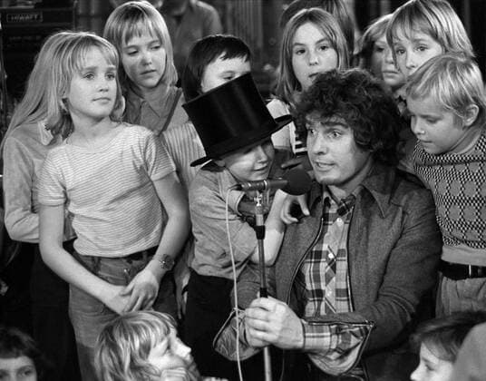 07.06.1975, Berlin, Deutsche Demokratische Republik (DDR) - Musiker Frank Schoebel singt mit einer Kindergruppe Lieder der Schallplatte Komm wir malen eine Sonne . (Auftritt, Berlin, DDR, deutsch, Deutsche Demokratische Republik, Deutschland, Europa, europaeisch, Frank Schoebel, Frank Schöbel, GDR, Gesang, historisch, innen, Innenaufnahme, Kinder, Kindergruppe, Komm wir malen eine Sonne, Mensch, Musiker, Persoenlichkeit, Person, pmscartandhistory, Portraet, Portrait, QF, Querformat, s w, Saenger, Schlagersaenger, Schoebel, schwarz weiss, schwarz-weiss, Schwarzweiss, Schöbel, singen, Westeuropa, Zeitdokument, Zeitgeschichte) 00S750607F018SCHOEBEL_DDR.JPG *** 07 06 1975 Berlin German Democratic Republic GDR Musician Frank Schoebel sings with a childrens group Songs of the record Come on we paint a sun GDR Berlin German Democratic Republ MR:N