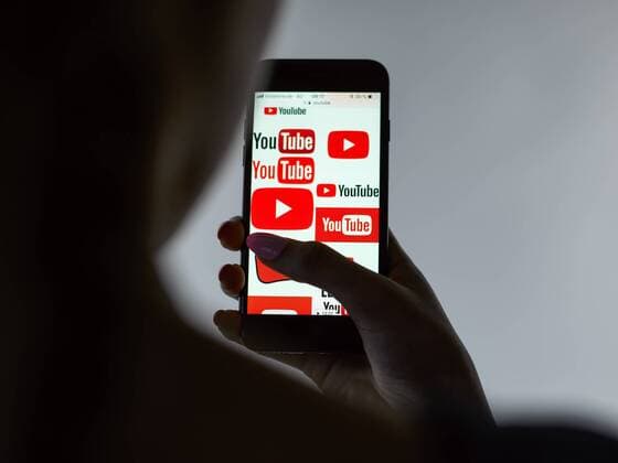 Mobiltelefon mit Logos von YouTube am 16.01.2018 in Düsseldorf Mobiltelefon mit Logos von YouTube. YouTube ist ein 2005 gegründetes Videoportal des US - amerikanischen Unternehmens YouTube, LLC, seit 2006 eine Tochtergesellschaft von Google Inc., mit Sitz im kalifornischen San Bruno. Die Benutzer können auf dem Portal kostenlos Videoclips ansehen, bewerten, kommentieren und selbst hochladen. Symbolfoto.