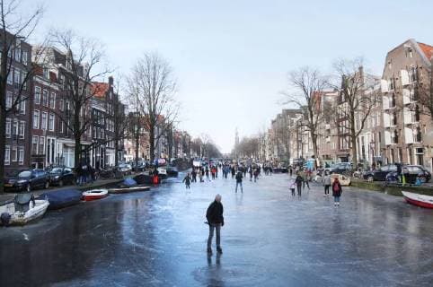IMAGO Creative, Jahreszeit Winter, Eislaufen Bilder des Tages People skate and walking on the frozen Prinsengracht canal on March 2, 2018 in Amsterdam,Netherlands. After several days of cold temperature Amsterdam™s water authorities had banned boats from some parts of the canals and closed sluice gates to prepare the city s iconic canals for ice-skaters and people enjoying. Imago Paulo Amorim