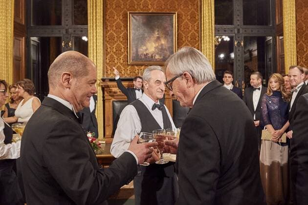 DEUTSCHLAND, HAMBURG, 02.03.2018 Hamburgs Erster Bürgermeister Olaf Scholz (l.) und der Präsident der EU-Kommission, Jean-Claude Juncker im Rahmen der Feierlichkeiten zum Matthiae-Mahl im Hamburger Rathaus. Das Matthiae-Mahl ist seit 1356 historisch belegt und damit das älteste noch begangene Festmahl der Welt. Ein ausländischer und ein deutscher Ehrengast sprechen neben Hamburgs Erstem Bürgermeister zu den Gästen.