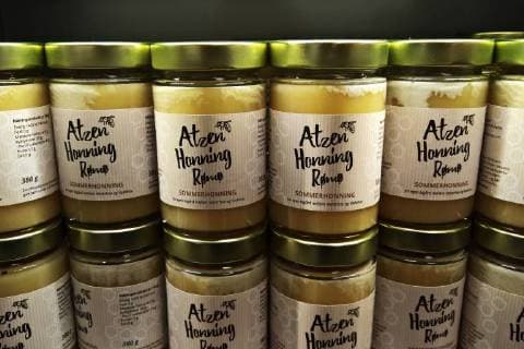 Atzen Honig kommt aus Romo in Daenemark. Foto: Atzen Honning in einem Supermarkt. *** Atzen honey comes from Romo in Denmark Photo Atzen honning in a supermarket