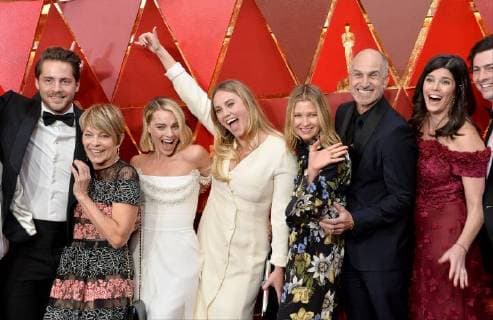 Margot Robbie (C) and the cast and crew of I, Tonya arrive on the red carpet for the 90th annual Academy Awards at the Dolby Theatre in the Hollywood section of Los Angeles on March 4, 2018.  LAP20180304948 JIMxRUYMEN