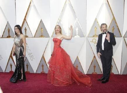 Sandra Bullock, Judd Apatow and Leslie Mann arrive on the red carpet for the 90th annual Academy Awards at the Dolby Theatre in the Hollywood section of Los Angeles on March 4, 2018.  LAP20180304184 JOHNxANGELILLO