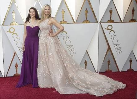 Ashley Judd and Mira Sorvino arrive on the red carpet for the 90th annual Academy Awards at the Dolby Theatre in the Hollywood section of Los Angeles on March 4, 2018.  LAP20180304229 JOHNxANGELILLO