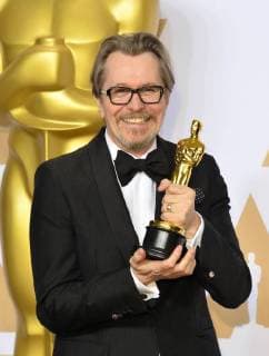 Bilder des Tages Actor Gary Oldman, winner of the award for Best Actor award for Darkest Hour, appears backstage with his Oscar during the 90th annual Academy Awards at Loews Hollywood Hotel in the Hollywood section of Los Angeles on March 4, 2018.  LAP201803041132 JIMxRUYMEN
