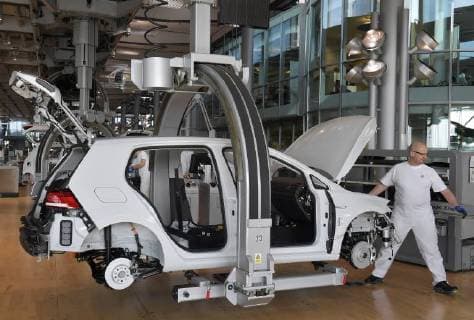 5.3.2018, e-Golf Produktion in der Gläsernen Manufaktur von Volkswagen in Dresden, ab Mitte April 2018 wird die tägliche Produktion des Elektrofahrzeuges von 36 auf 72 erhöht, Dresden Sachsen Deutschland