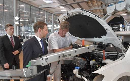 5.3.2018, e-Golf Produktion in der Gläsernen Manufaktur von Volkswagen in Dresden, ab Mitte April 2018 wird die tägliche Produktion des Elektrofahrzeuges von 36 auf 72 erhöht, Sachsens Ministerpräsident Michael Kretschmer, Mitte, und Sachsens Wirtschaftsminister Martin Dulig, lks., Dresden Sachsen Deutschland