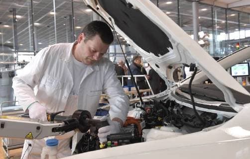 5.3.2018, e-Golf Produktion in der Gläsernen Manufaktur von Volkswagen in Dresden, ab Mitte April 2018 wird die tägliche Produktion des Elektrofahrzeuges von 36 auf 72 erhöht, Mechatroniker Heiko Lehmann bei der Justage des E-Motors, Dresden Sachsen Deutschland