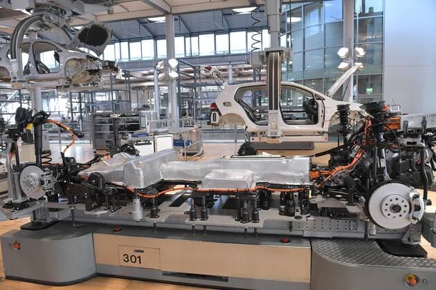 5.3.2018, e-Golf Produktion in der Gläsernen Manufaktur von Volkswagen in Dresden, ab Mitte April 2018 wird die tägliche Produktion des Elektrofahrzeuges von 36 auf 72 erhöht, Dresden Sachsen Deutschland