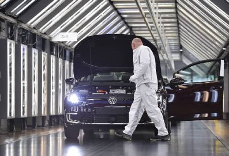 5.3.2018, e-Golf Produktion in der Gläsernen Manufaktur von Volkswagen in Dresden, ab Mitte April 2018 wird die tägliche Produktion des Elektrofahrzeuges von 36 auf 72 erhöht, Fahrzeugendabnahme im Leuchttunnel durch Roland Schulz, Dresden Sachsen Deutschland