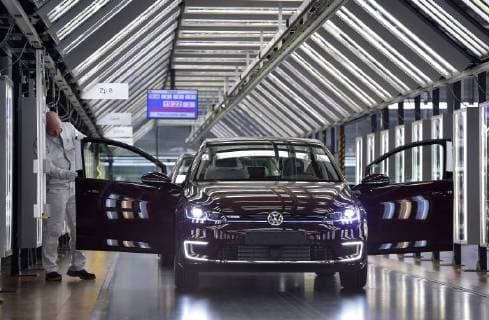Bilder des Tages 5.3.2018, e-Golf Produktion in der Gläsernen Manufaktur von Volkswagen in Dresden, ab Mitte April 2018 wird die tägliche Produktion des Elektrofahrzeuges von 36 auf 72 erhöht, Fahrzeugendabnahme im Leuchttunnel durch Roland Schulz, Dresden Sachsen Deutschland