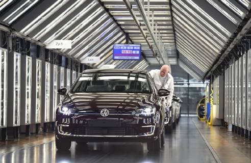 5.3.2018, e-Golf Produktion in der Gläsernen Manufaktur von Volkswagen in Dresden, ab Mitte April 2018 wird die tägliche Produktion des Elektrofahrzeuges von 36 auf 72 erhöht, Fahrzeugendabnahme im Leuchttunnel durch Roland Schulz, Dresden Sachsen Deutschland