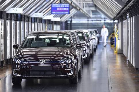 5.3.2018, e-Golf Produktion in der Gläsernen Manufaktur von Volkswagen in Dresden, ab Mitte April 2018 wird die tägliche Produktion des Elektrofahrzeuges von 36 auf 72 erhöht, Fahrzeugendabnahme im Leuchttunnel durch Roland Schulz, Dresden Sachsen Deutschland