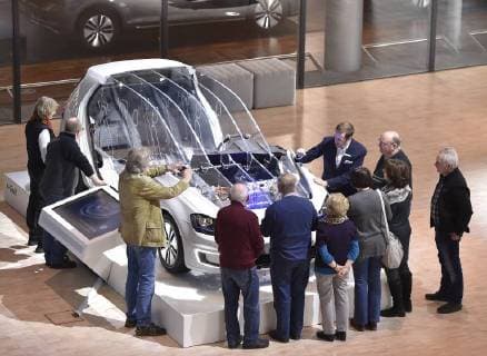 5.3.2018, e-Golf Produktion in der Gläsernen Manufaktur von Volkswagen in Dresden, ab Mitte April 2018 wird die tägliche Produktion des Elektrofahrzeuges von 36 auf 72 erhöht, eine Besuchergruppe betrachtet ein Modell des aktuellen e-Golf im Ausstellungsbereich der Manufaktur, Dresden Sachsen Deutschland