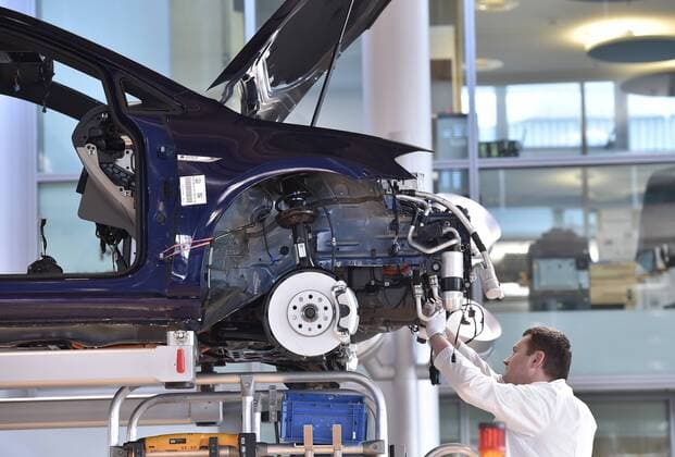 5.3.2018, e-Golf Produktion in der Gläsernen Manufaktur von Volkswagen in Dresden, ab Mitte April 2018 wird die tägliche Produktion des Elektrofahrzeuges von 36 auf 72 erhöht, Dresden Sachsen Deutschland